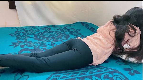 Una chica de 18 años está tumbada en la cama jugando a videojuegos mientras dice cosas picantes en hindi  | Vídeo Porno