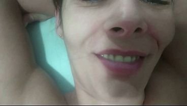 PROFESORA QUE DESPOJA DE SU VIRGINIDAD A UN ALUMNO NOVATO; LA TRUESTRA NO DEJA DE GEMIR Y RECIBE UNA ENORME CANTIDAD DE SEMEN EN EL COÑO  | Vídeo Porno