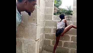 La pillé masturbándose en el edificio en obras y decidí echarle una mano  | Vídeo Porno