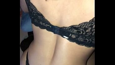 Perdió a su mujer y la apuesta. Una casada guapa tiene que ofrecer su coño para pagar la apuesta que el marido cornudo perdió en el juego.  | Vídeo Porno